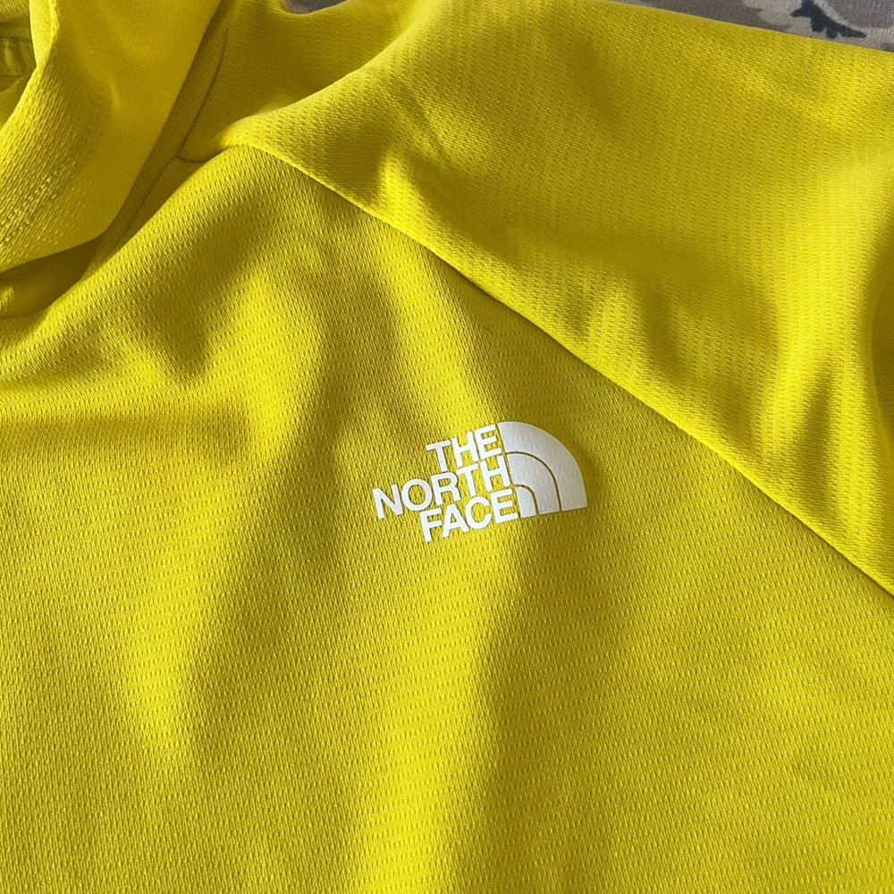 New North Face Running Hoodie yellow in color size medium. Beautiful & stylish!